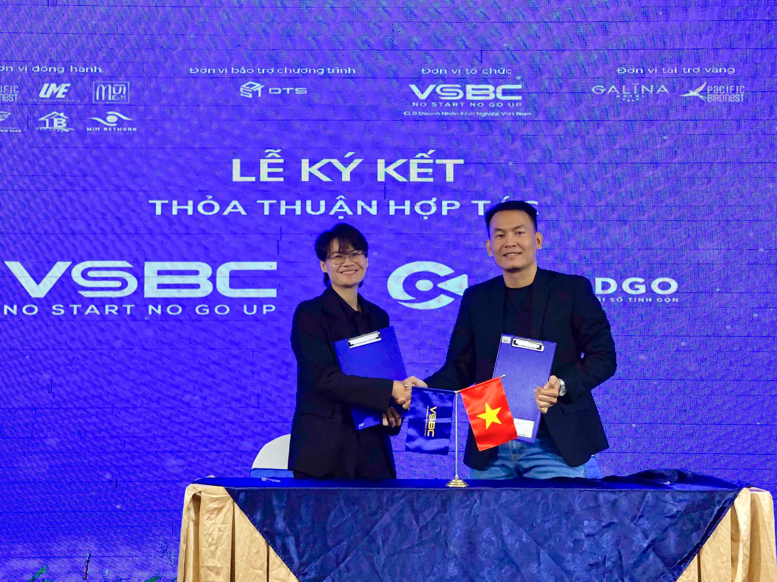 Ông Bùi Cao Học CEO  trang web cá cược bóng đá hợp pháp
 ký kết hợp tác với đối tác tại buổi Lễ