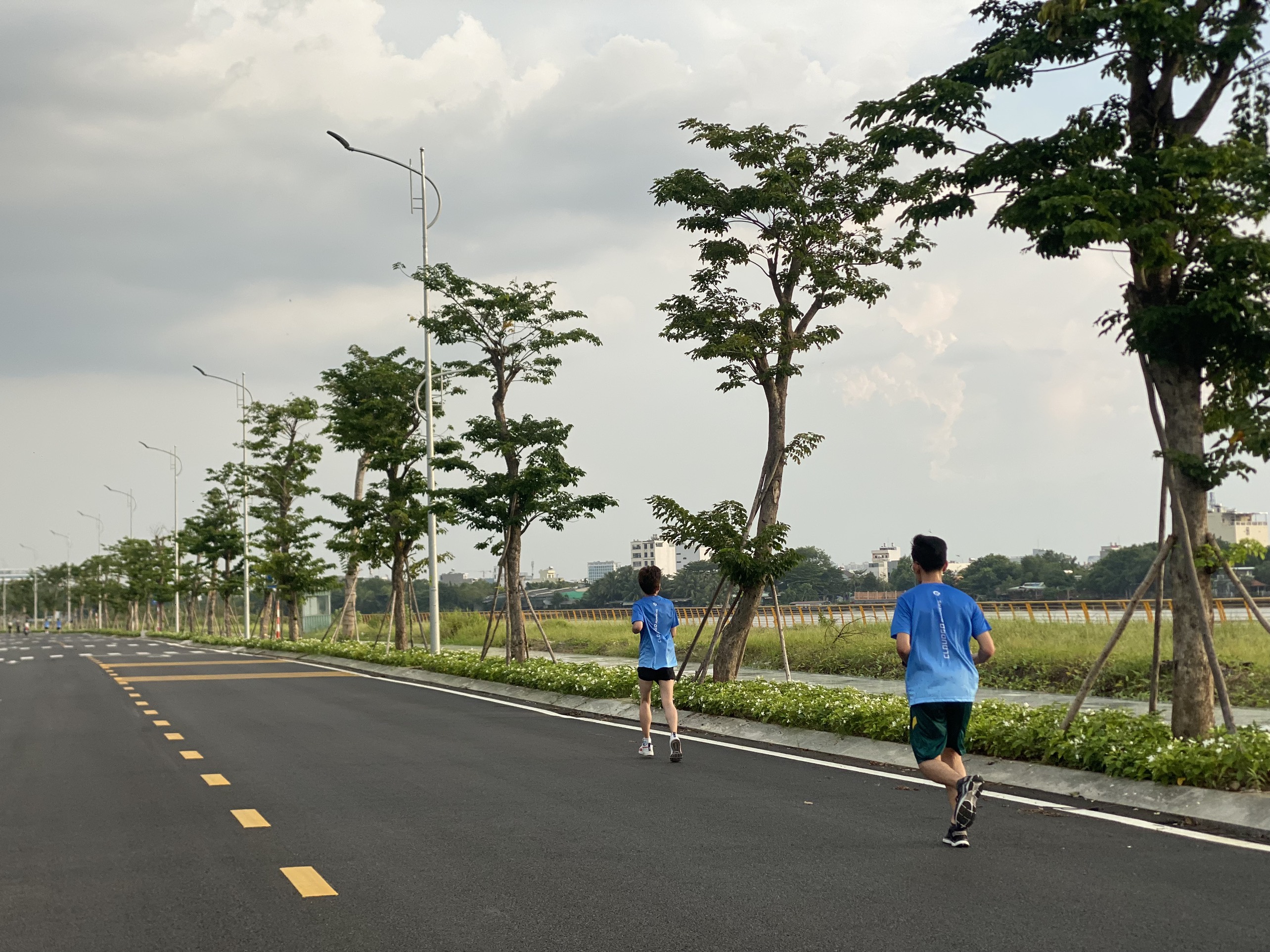 chạy trong nắng chiều