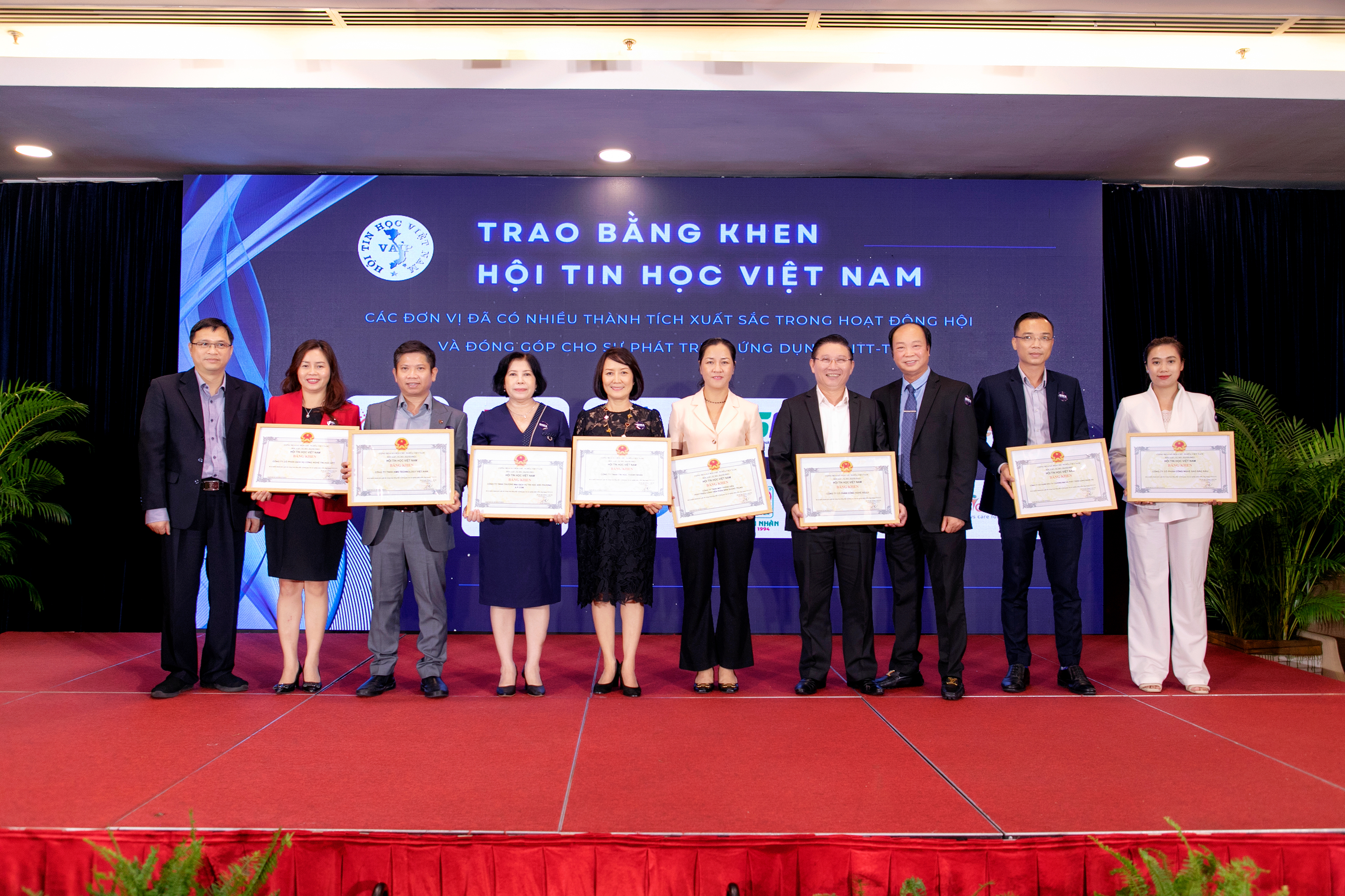 Trao Bằng khen Hội Tin học Việt Nam 